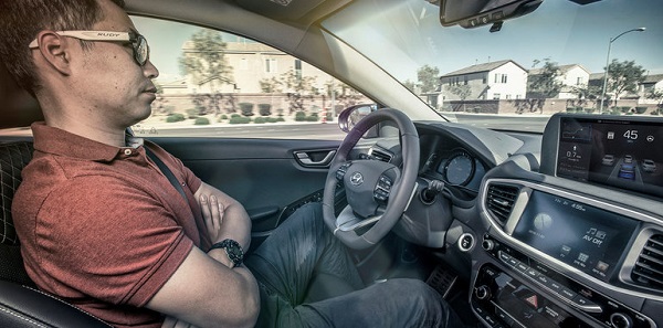 السيارات ذاتية القيادة وخدمة ليموزين المطار